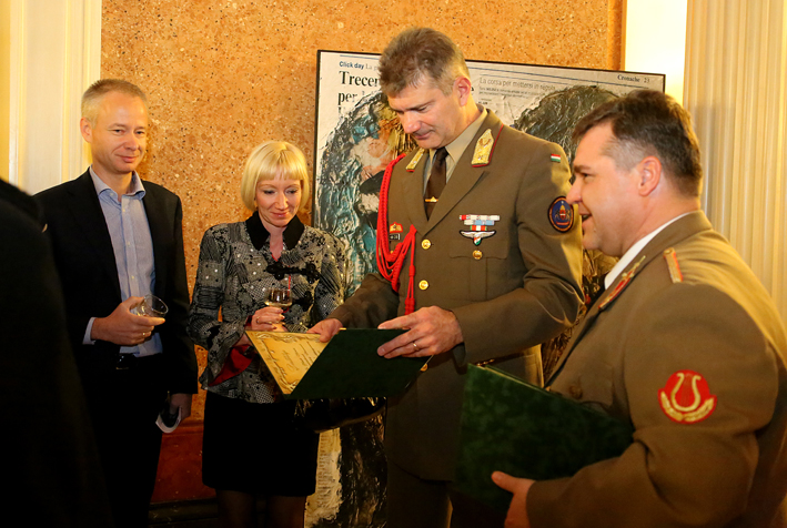 Képen balra Szentes Tamás Főpolgármester-helyettes és felesége, valamint Kun Szabó István dandártábornok, Budapest Helyőrség Parancsnoka a hangverseny fővédnöke. LALA4252