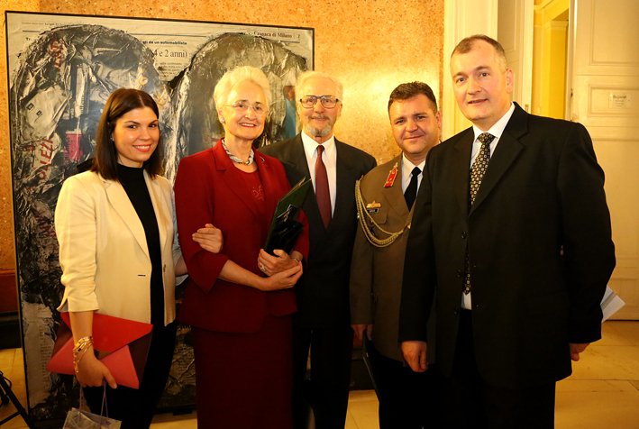 A kép bal oldlán a Fricsay család látható - Dobay Fricsay Márta, Dobay Lajos, Szabó Ferenc karmester és Sárosi Péter elnök társaságában. LALA4300